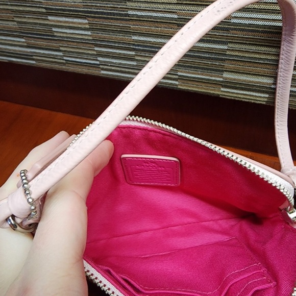 NWOT Coach Light Pink Floral Zip Wristlet - Picture 4 of 5
